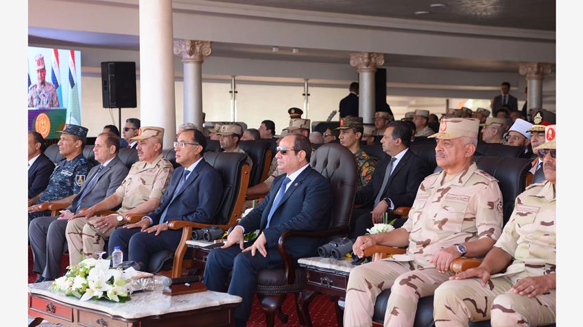 الرئيس عبد الفتاح السيسي يشهد اصطفاف تفتيش حرب الفرقة السادسة المدرعة بقيادة الجيش الثاني الميداني