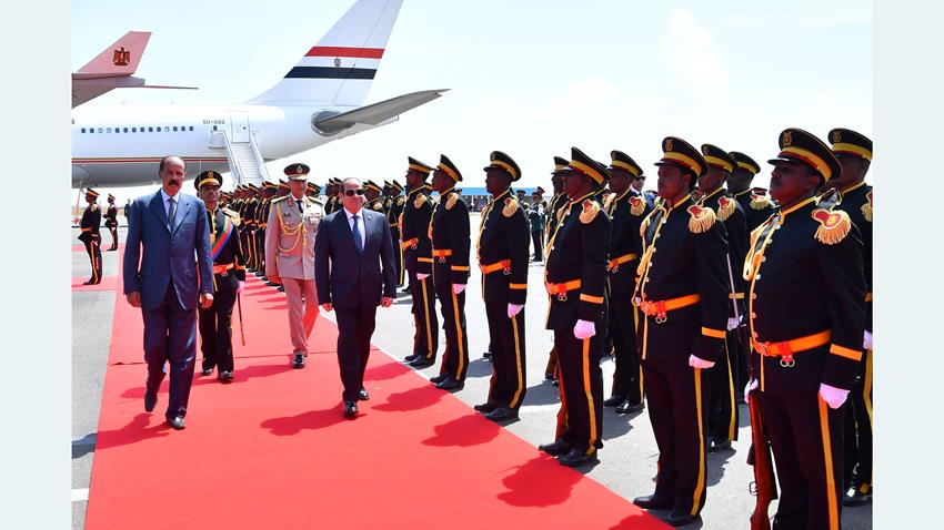 الرئيس عبد الفتاح السيسي يلتقي الرئيس الإريتري ويصدران بيانًا مشتركًا بالعاصمة الإريترية أسمرة