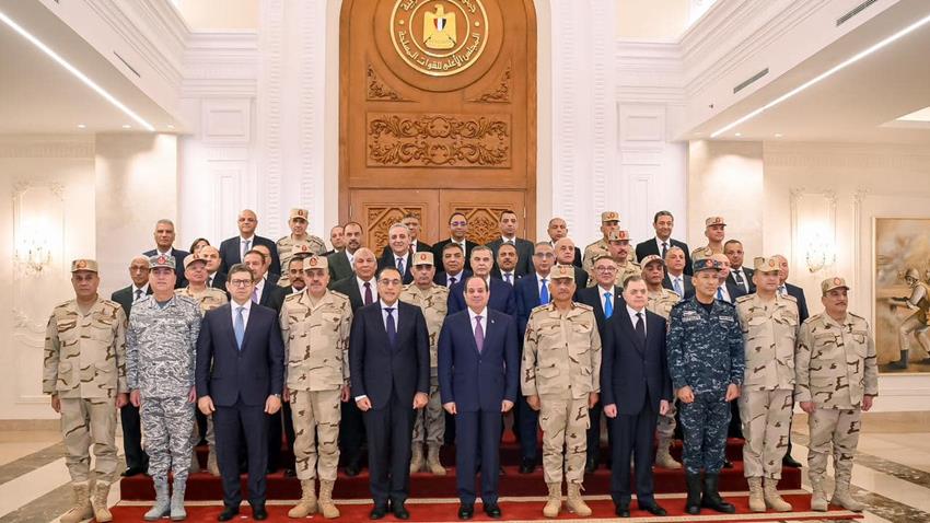 السيد الرئيس يجتمع بعدد من قادة القوات المسلحة والشرطة المدنية والأجهزة الأمنية المختلفة
