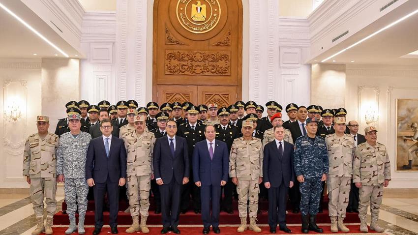 السيد الرئيس يجتمع بعدد من قادة القوات المسلحة والشرطة المدنية والأجهزة الأمنية المختلفة