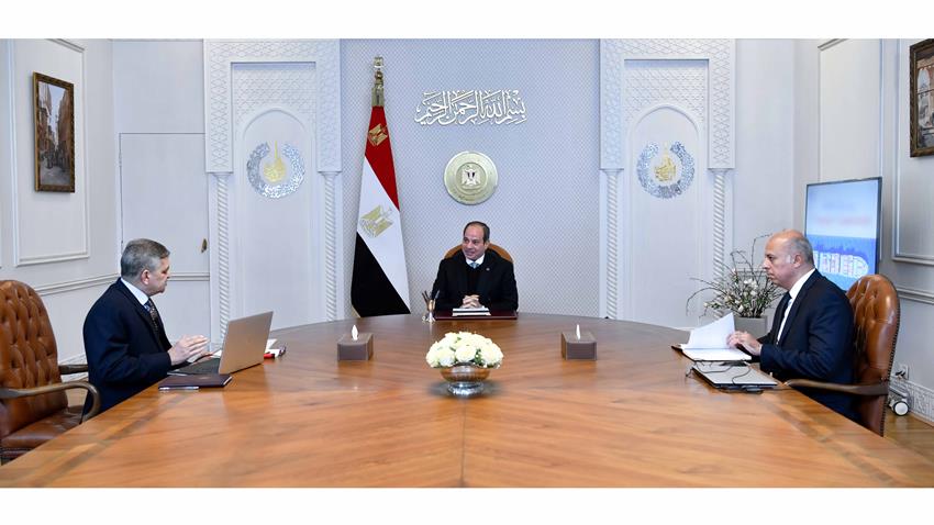 الرئيس عبد الفتاح السيسي يجتمع مع رئيس هيئة قناة السويس