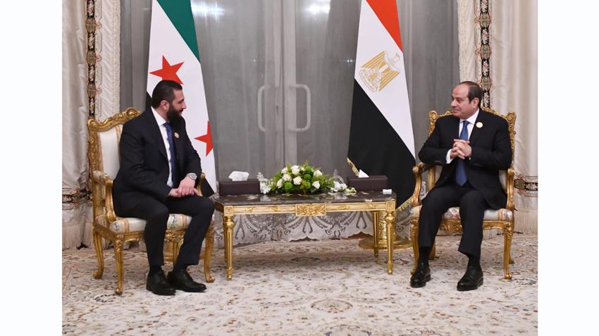 الرئيس عبد الفتاح يلتقي رئيس الجمهورية العربية السورية على هامش القمة العربية غير العادية