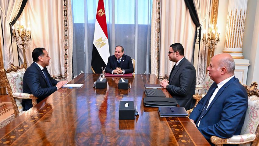 الرئيس عبد الفتاح السيسي يجتمع برئيس مجلس الوزراء ووزير الإسكان والمرافق والمجتمعات العمرانية