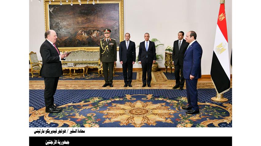 Le Président Al-Sissi reçoit les lettres de créance de vingt-trois nouveaux ambassadeurs en Égypte