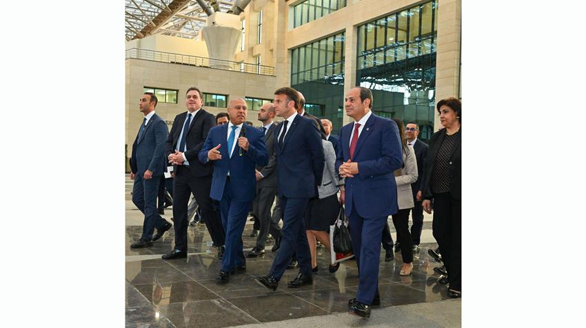 الرئيس عبد الفتاح السيسي يصطحب نظيره الفرنسي في جولة لمحطة عدلي منصور التبادلية