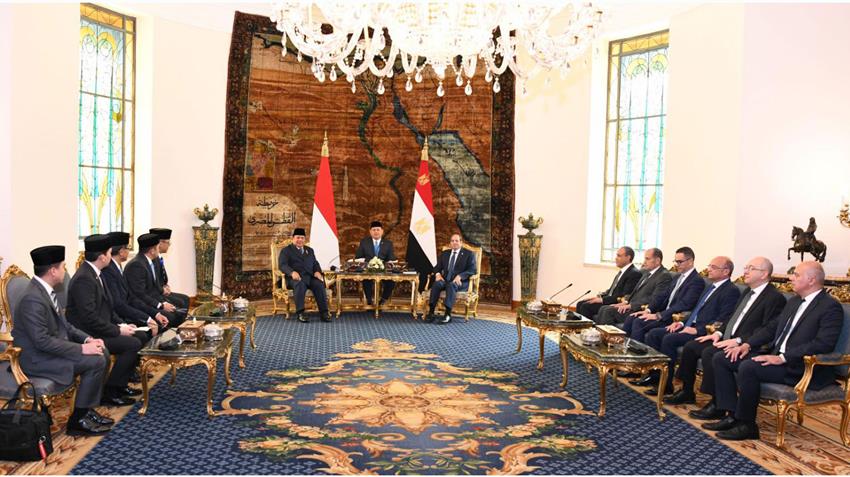 السيد الرئيس يعقد جلسة مباحثات مع الرئيس الإندونيسي ويصطحبه إلى الأكاديمية العسكرية المصرية
