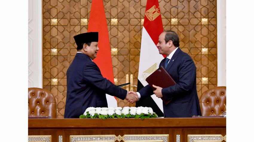 السيد الرئيس يعقد جلسة مباحثات مع الرئيس الإندونيسي ويصطحبه إلى الأكاديمية العسكرية المصرية