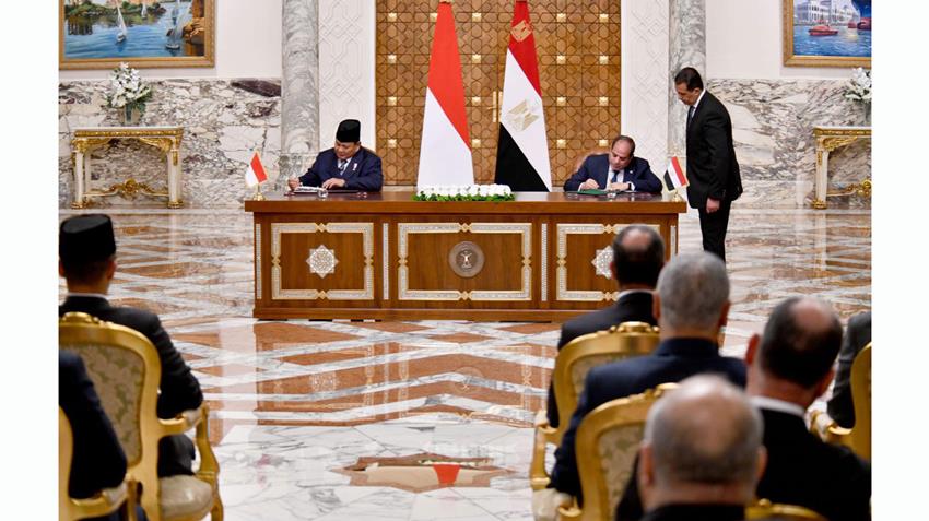 السيد الرئيس يعقد جلسة مباحثات مع الرئيس الإندونيسي ويصطحبه إلى الأكاديمية العسكرية المصرية