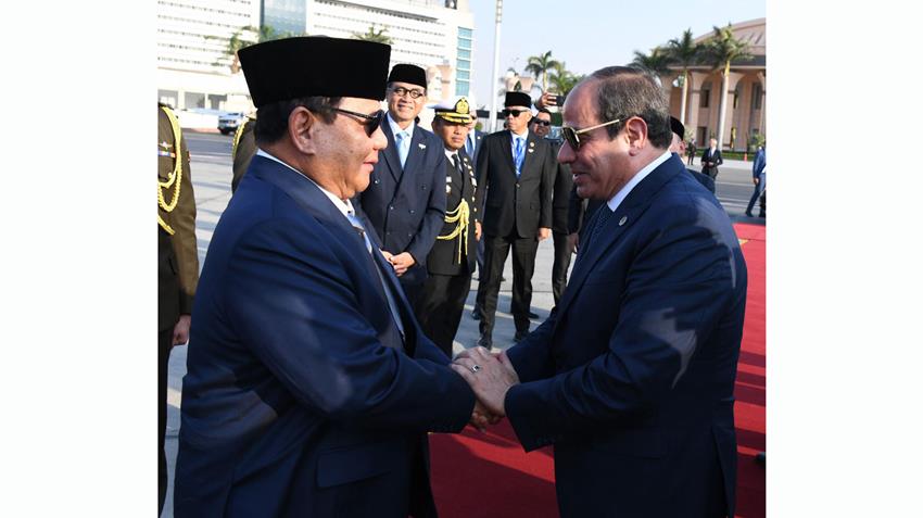 السيد الرئيس يعقد جلسة مباحثات مع الرئيس الإندونيسي ويصطحبه إلى الأكاديمية العسكرية المصرية