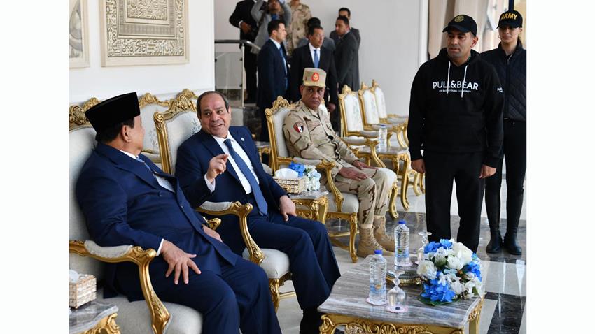 السيد الرئيس يعقد جلسة مباحثات مع الرئيس الإندونيسي ويصطحبه إلى الأكاديمية العسكرية المصرية