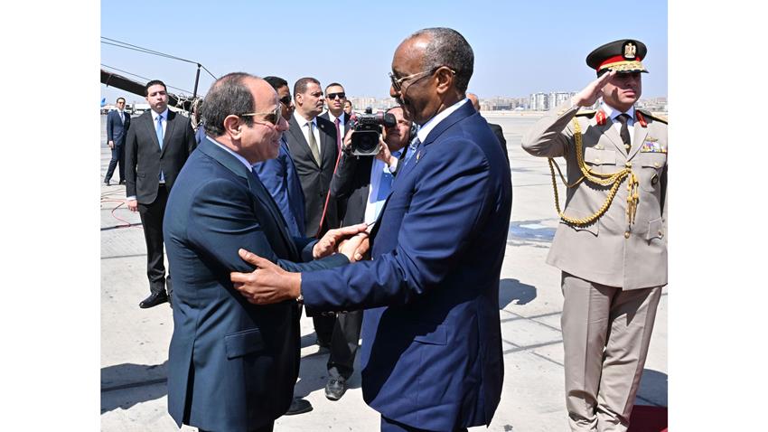 الرئيس عبد الفتاح السيسي يستقبل رئيس مجلس السيادة السوداني بمطار القاهرة