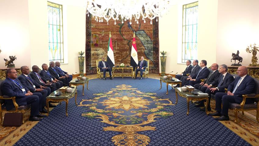 الرئيس عبد الفتاح السيسي يستقبل رئيس مجلس السيادة السوداني بمطار القاهرة