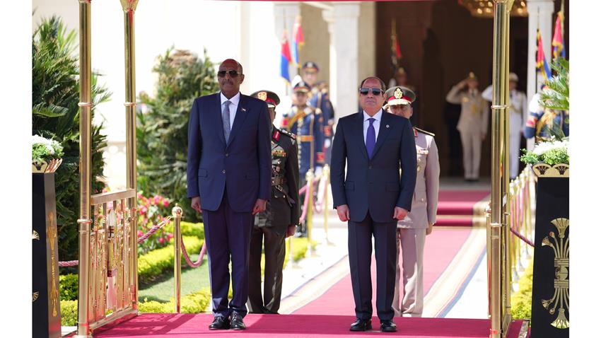 الرئيس عبد الفتاح السيسي يستقبل رئيس مجلس السيادة السوداني بمطار القاهرة