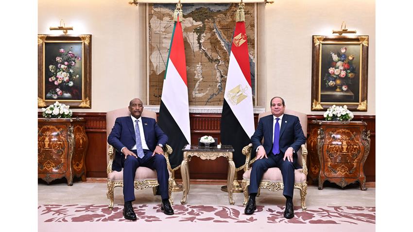 الرئيس عبد الفتاح السيسي يستقبل رئيس مجلس السيادة السوداني بمطار القاهرة