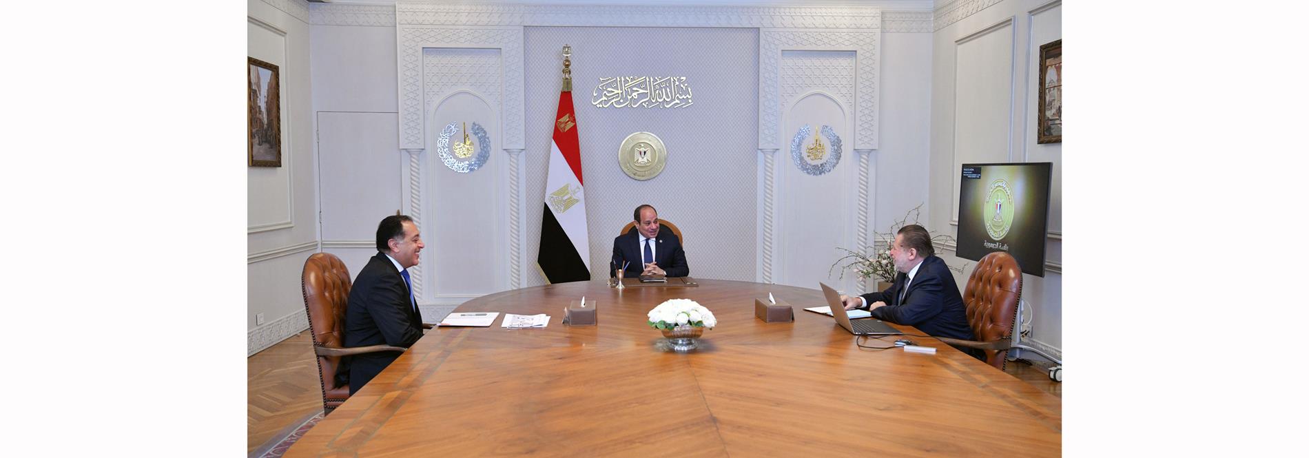 الرئيس عبد الفتاح السيسي يجتمع رئيس مجلس الوزراء ومحافظ البنك المركزي
