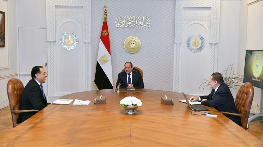 الرئيس عبد الفتاح السيسي يجتمع رئيس مجلس الوزراء ومحافظ البنك المركزي