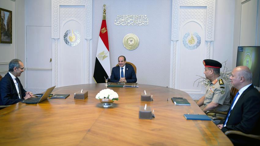 السيد الرئيس يجتمع بوزير الاتصالات وتكنولوجيا المعلومات ومدير الأكاديمية العسكرية المصرية