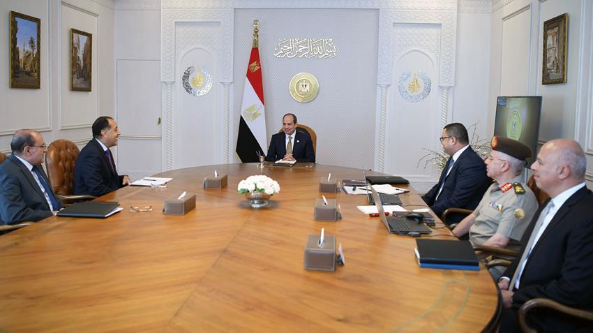 الرئيس عبد الفتاح السيسي يجتمع برئيس مجلس الوزراء ووزير الإسكان وعدد من المسؤولين