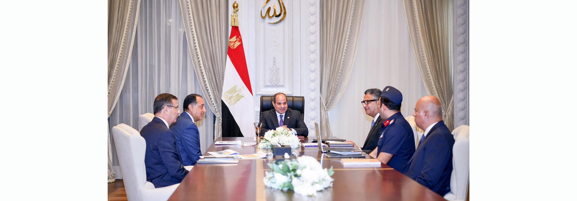 السيد الرئيس يجتمع برئيس مجلس الوزراء ووزير التموين والتجارة الداخلية ووزير الزراعة واستصلاح الأراضي