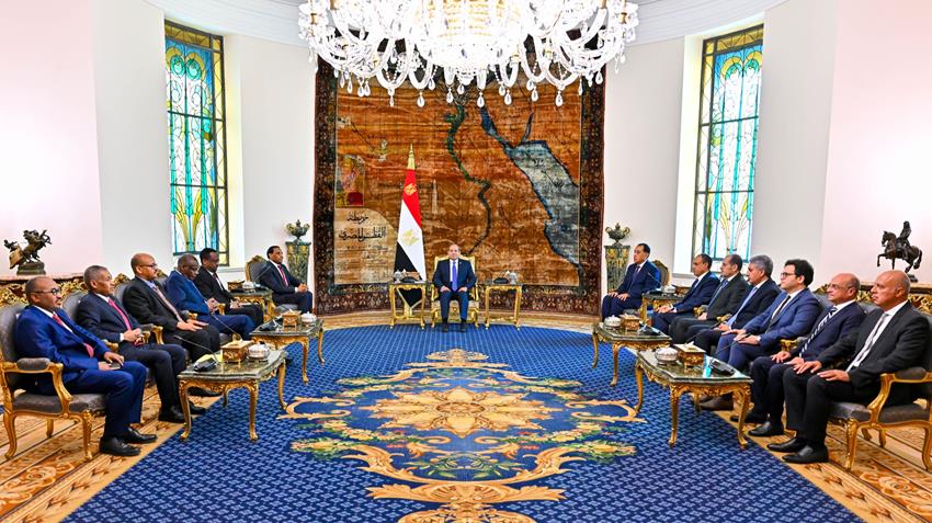 الرئيس عبد الفتاح السيسي يستقبل رئيس مجلس الوزراء الانتقالي بجمهورية السودان