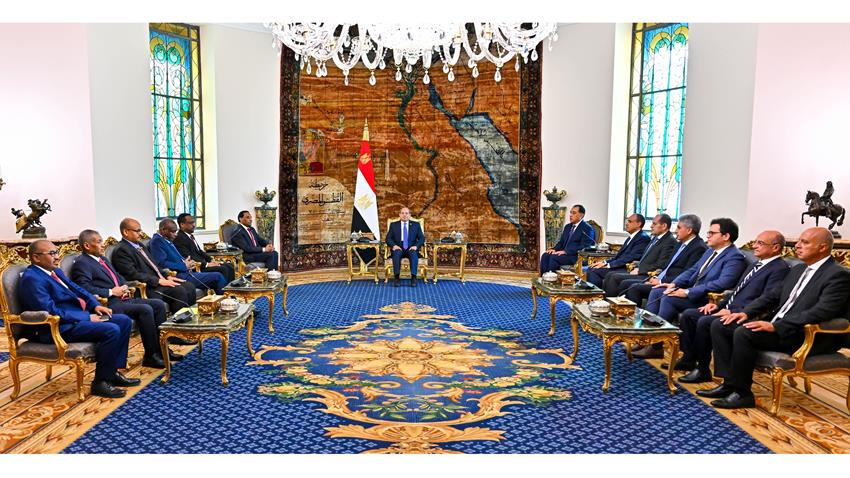 الرئيس عبد الفتاح السيسي يستقبل رئيس مجلس الوزراء الانتقالي بجمهورية السودان