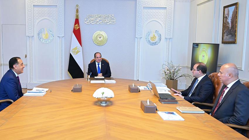 الرئيس عبد الفتاح السيسي يجتمع برئيس مجلس الوزراء ووزير المالية