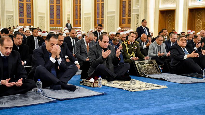 الرئيس عبد الفتاح السيسي يؤدي صلاة الفجر بمسجد العزيز الحكيم بمنطقة المقطم إيذانًا بافتتاح المسجد