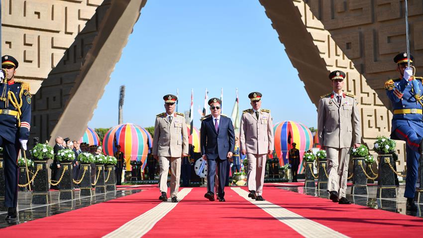 الرئيس عبد الفتاح السيسي يضع إكليلًا من الزهور على النصب التذكاري في الذكرى الـ 44 لتحرير سيناء