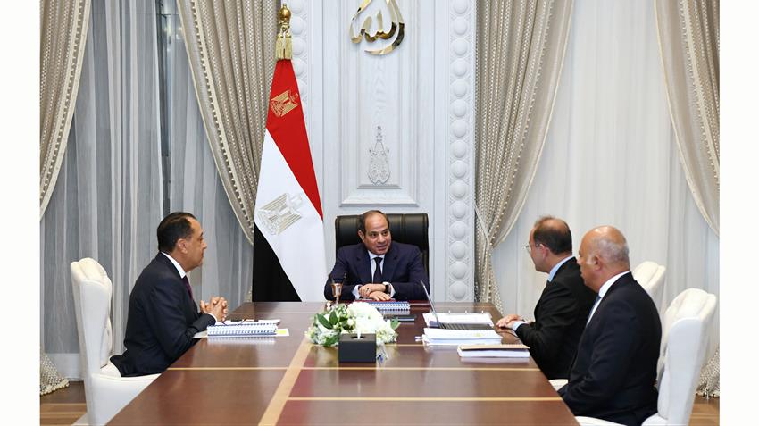 الرئيس عبد الفتاح السيسي يجتمع برئيس مجلس الوزراء ووزير المالية