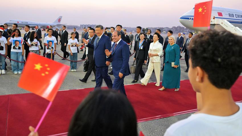 الرئيس عبد الفتاح السيسي والسيدة قرينته يستقبلان الرئيس الصيني وقرينته في مطار القاهرة الدولي