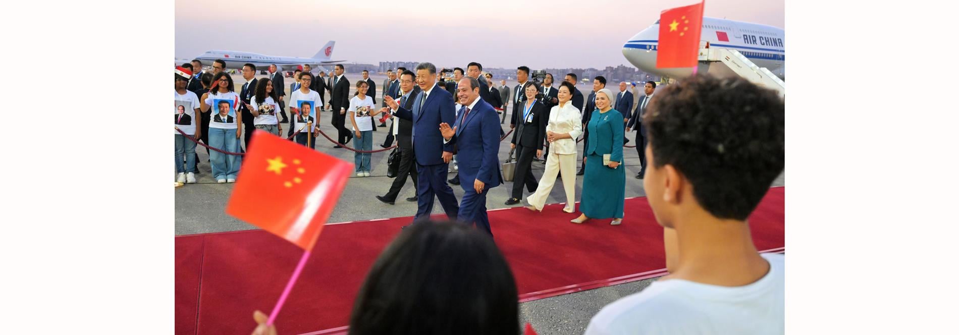 الرئيس عبد الفتاح السيسي والسيدة قرينته يستقبلان الرئيس الصيني وقرينته في مطار القاهرة الدولي