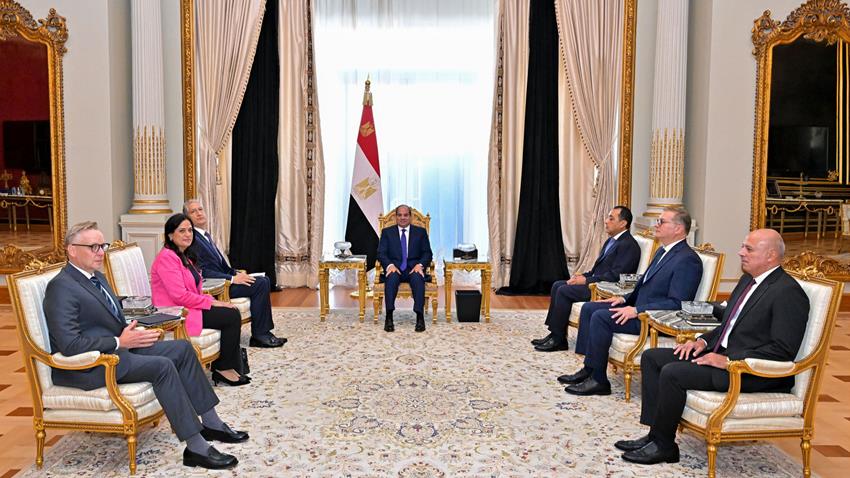 السيد الرئيس يستقبل الرئيس التنفيذي لشركة أنجلو جولد أشانتي على هامش افتتاح أعمال منتدى مصر للتعدين
