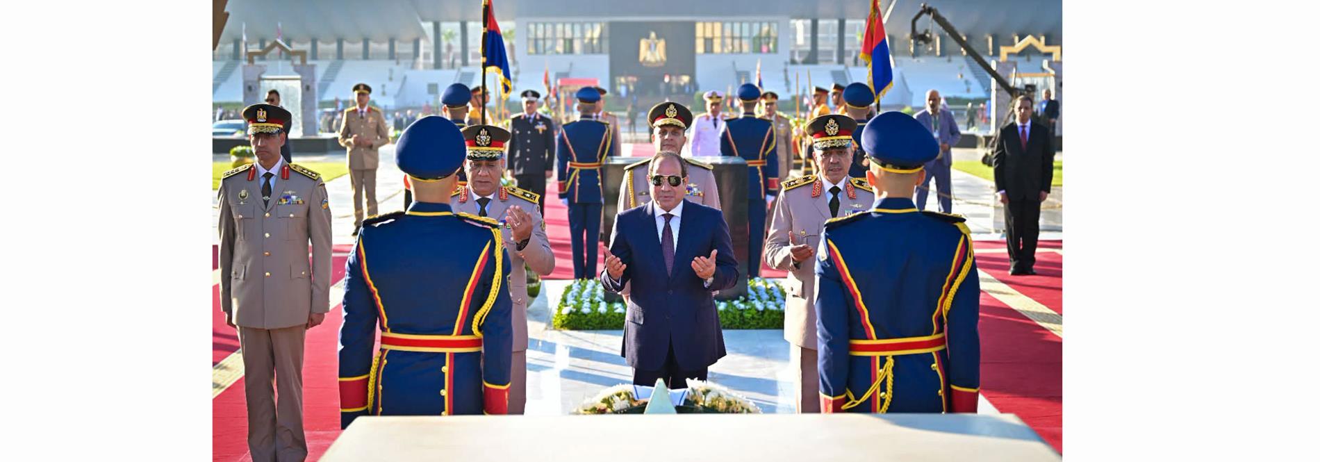 الرئيس عبد الفتاح السيسي يضع إكليل من الزهور على النصب التذكاري لشهداء القوات المسلحة