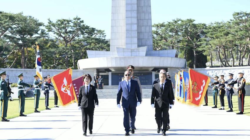 Le Président Al-Sissi se rend au Cimetière national de Séoul et rend hommage aux martyrs de Corée