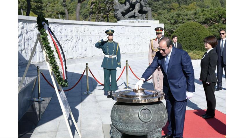 Le Président Al-Sissi se rend au Cimetière national de Séoul et rend hommage aux martyrs de Corée