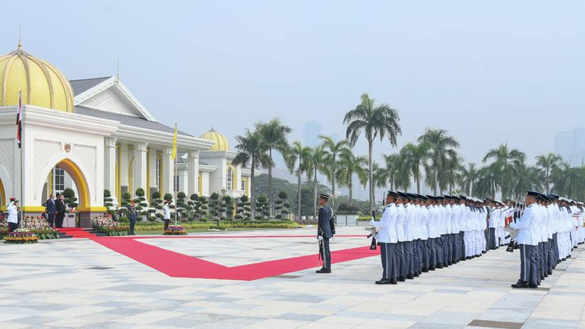 Le Président Al-Sissi rencontre le Roi Sultan Ibrahim de Malaisie, au Palais “Istana Negara”