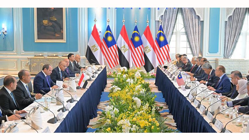 Le Président Al-Sissi rencontre le PM de Malaisie au siège du gouvernement malisien