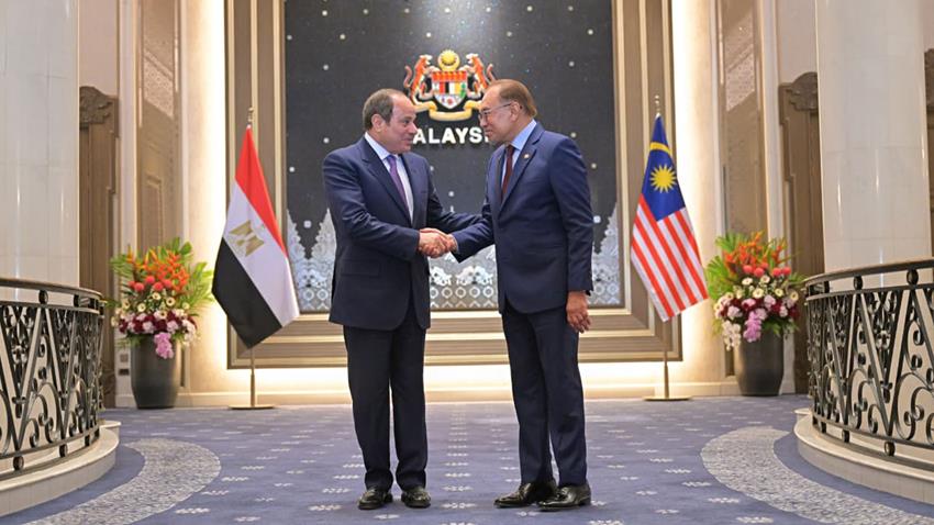Le Président Al-Sissi rencontre le PM de Malaisie au siège du gouvernement malisien