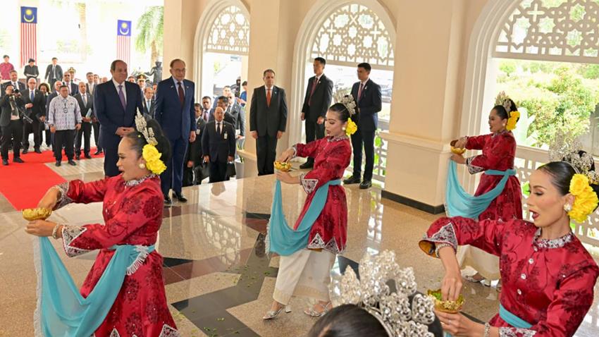 Le Président Al-Sissi rencontre le PM de Malaisie au siège du gouvernement malisien