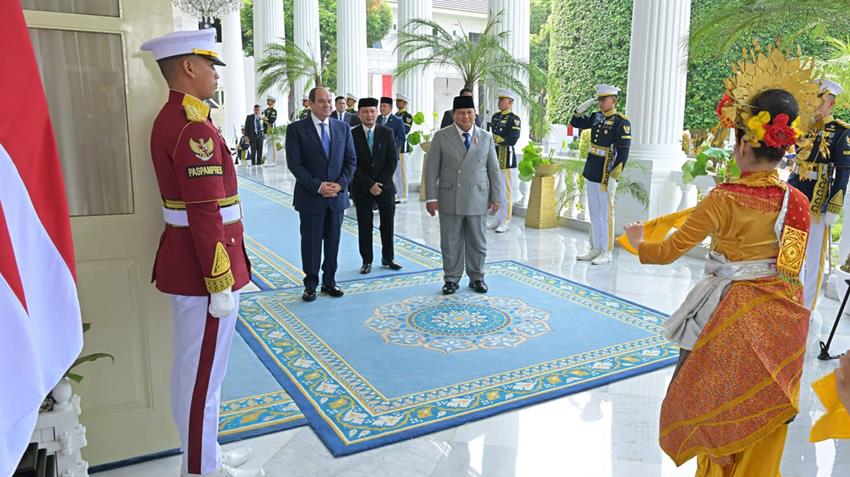 Le Président Al-Sissi rencontre le Président indonisien au palais présidentiel “Merdeka” à Jakarta