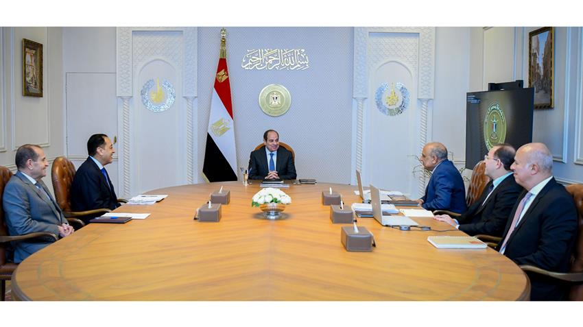 الرئيس عبد الفتاح السيسي يجتمع برئيس مجلس الوزراء ووزيري الكهرباء والطاقة المُتجددة والمالية