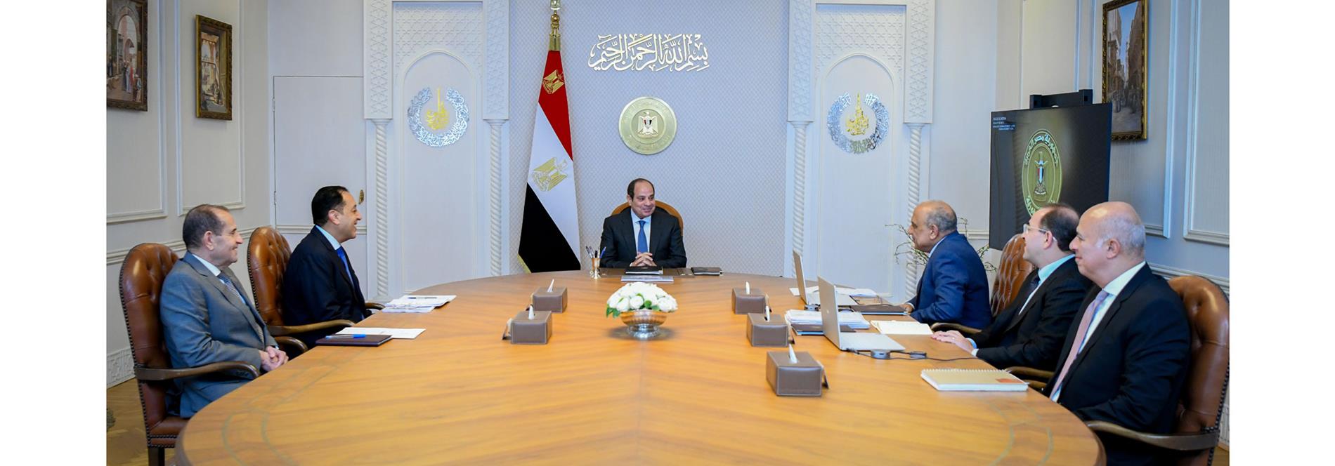 الرئيس عبد الفتاح السيسي يجتمع برئيس مجلس الوزراء ووزيري الكهرباء والطاقة المُتجددة والمالية