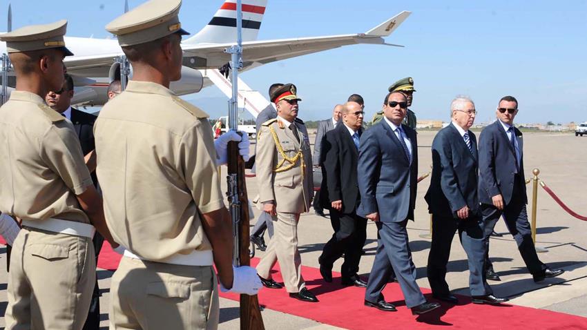 الرئيس عبد الفتاح السيسي في أول جولة خارجية متجهًا للجزائر