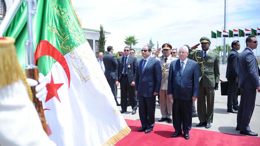 فى أول جولة خارجية له عقب توليه الرئاسة، قام الرئيس عبد الفتاح السيسي، بزيارة قصيرة إلى الجزائر، بحث خلالها مع الرئيس الجزائرى عبد العزيز بوتفليقة تطورات الأوضاع فى المنطقة العربية، خاصة ليبيا وسوريا، بالإضافة إلى الساحل والصحراء