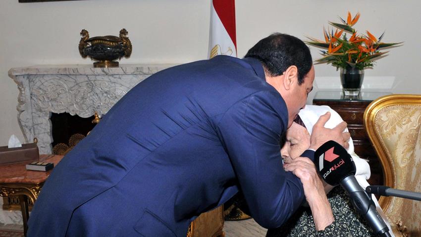الرئيس عبد الفتاح السيسي يستقبل السيدة زينب مصطفى سعد الملاح