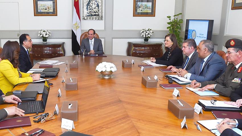 الرئيس عبد الفتاح السيسي يجتمع برئيس مجلس الوزراء وعدد من المسئولين