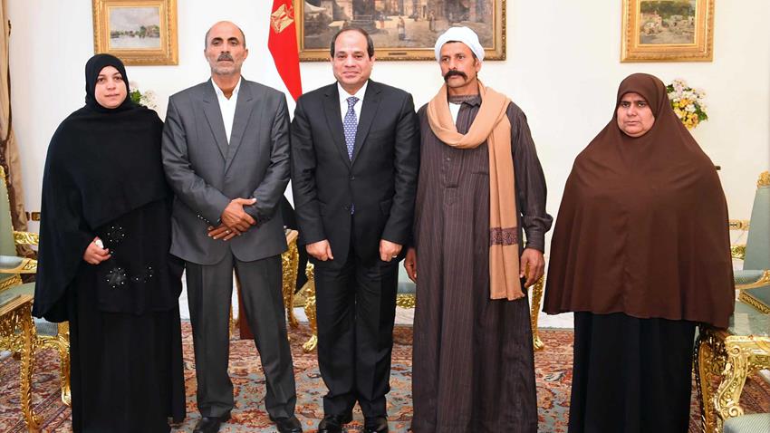 الرئيس عبد الفتاح السيسي يستقبل والديّ شهيد الكتيبة 101 ووالدي شهيد الصاعقة