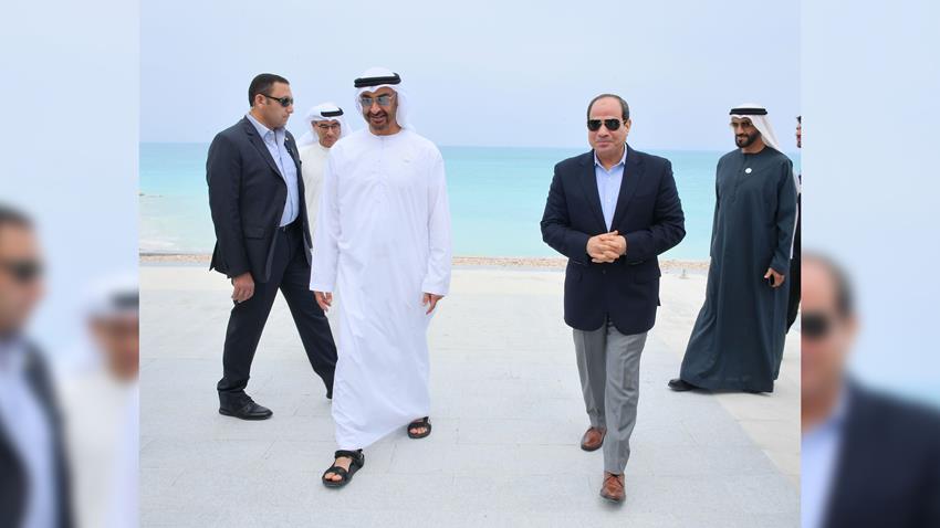 الرئيس عبد الفتاح السيسي وبصحبته ولي عهد أبو ظبي في جولة تفقدية بمدينة العلمين الجديدة.