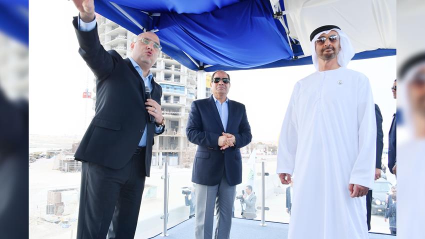 الرئيس عبد الفتاح السيسي وبصحبته ولي عهد أبو ظبي في جولة تفقدية بمدينة العلمين الجديدة.