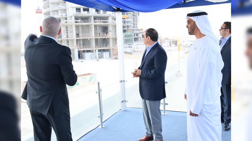 الرئيس عبد الفتاح السيسي وبصحبته ولي عهد أبو ظبي في جولة تفقدية بمدينة العلمين الجديدة.